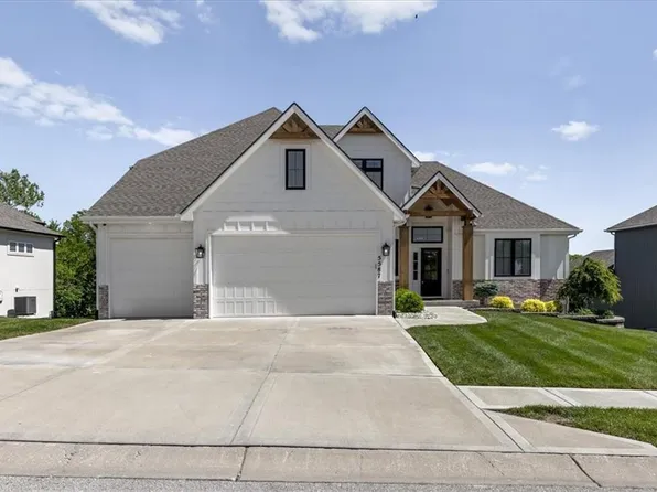 5587 Thousand Oaks Dr, Parkville, MO 64152