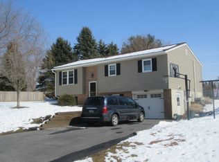 106 Sharona Dr, Lititz, PA 17543