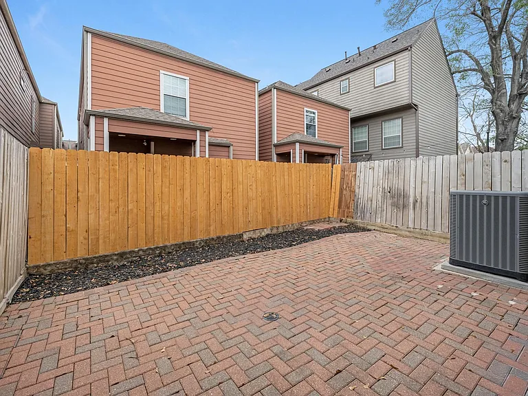5228 Larkin St — Photo 27