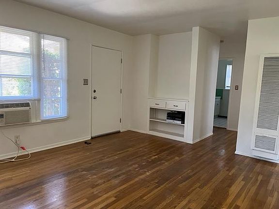 3rd image of 10856 Camarillo St #0