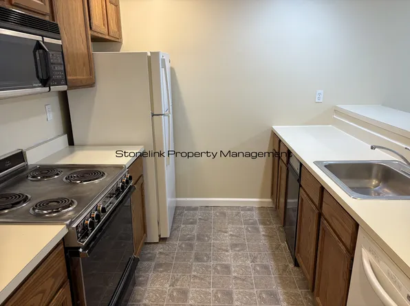 3524 W Shore Rd APT 805, Warwick, RI 02886