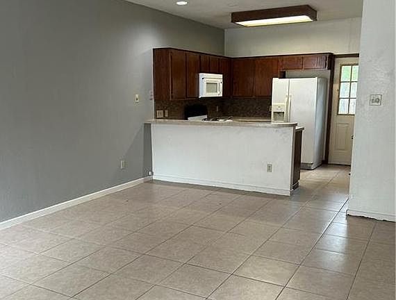 2nd image of 1221 W Hopkins St #13-1