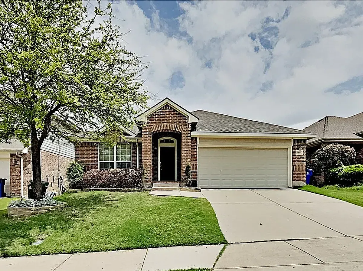 4 bed, 1972 sqft, $2,450 — Photo 1