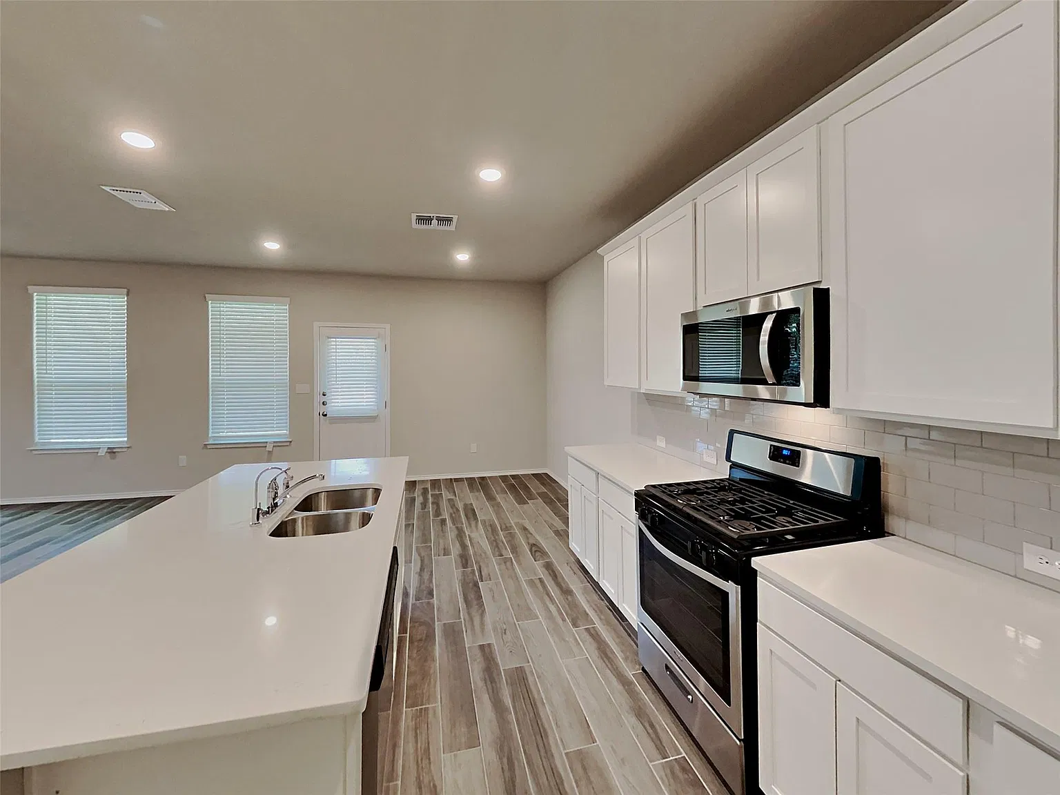 4 bed, 2.5 bath, 2097 sqft, $1,980 — Photo 2
