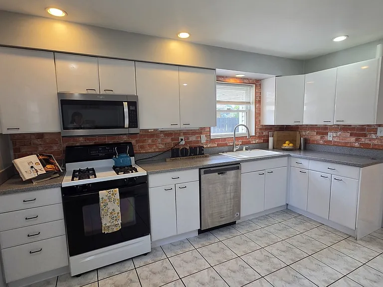 8418 W Crain St — Photo 5