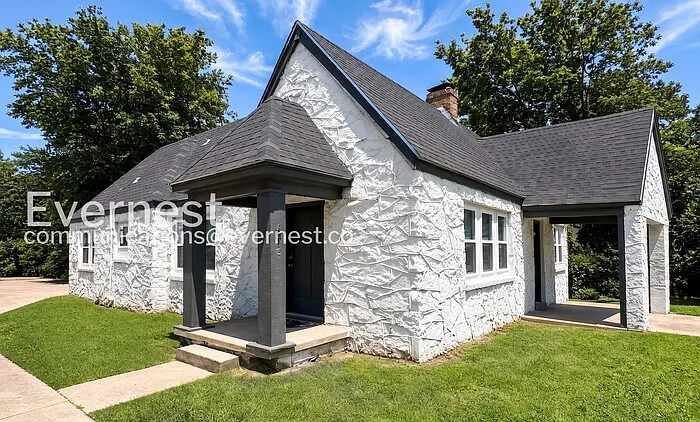 619 E Xyler St — Photo 1
