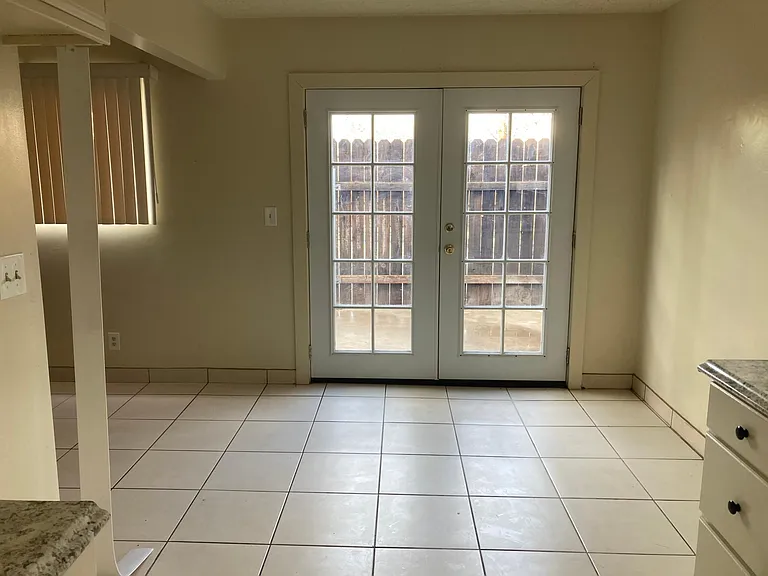 5708 Stockdale Hwy #2 — Photo 4