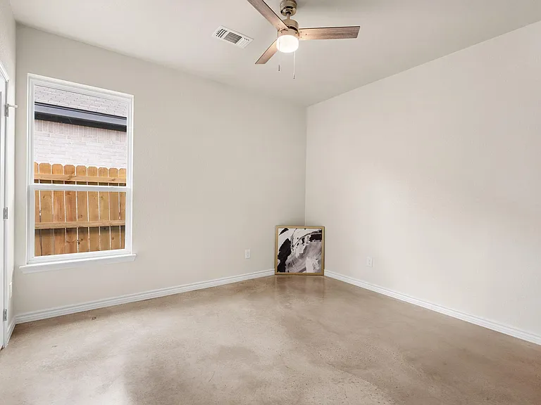 410 W Avenue C — Photo 21