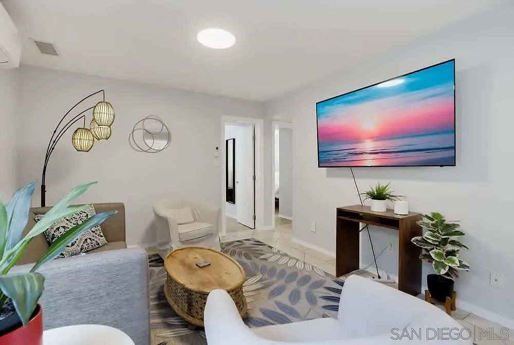 3 bed, 1.0 bath, 1000 sqft, $3,600 — Photo 1