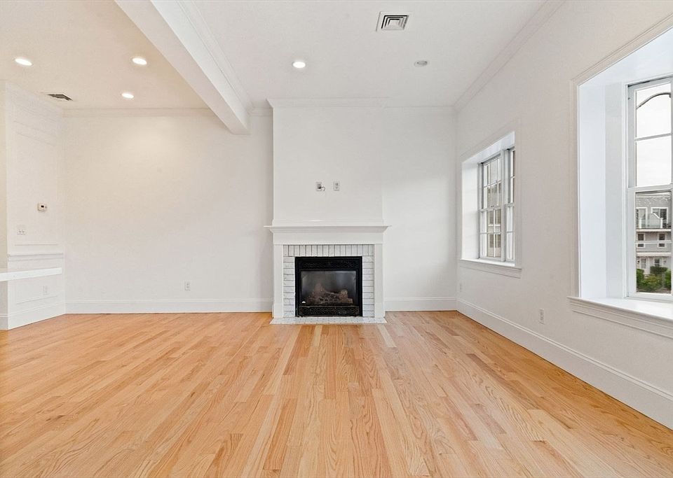 1st image of 823 E 6th St #2