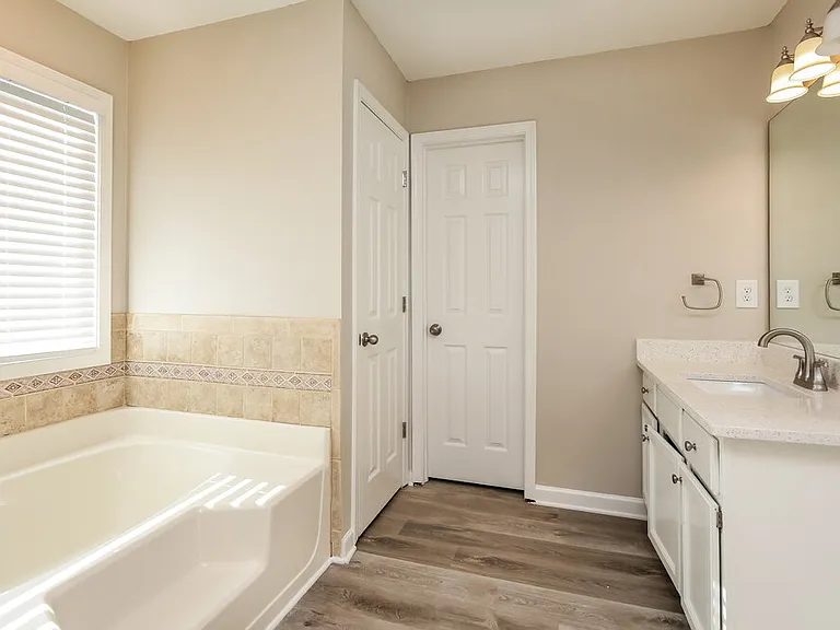 655 Suwanee Lakes Cir — Photo 13