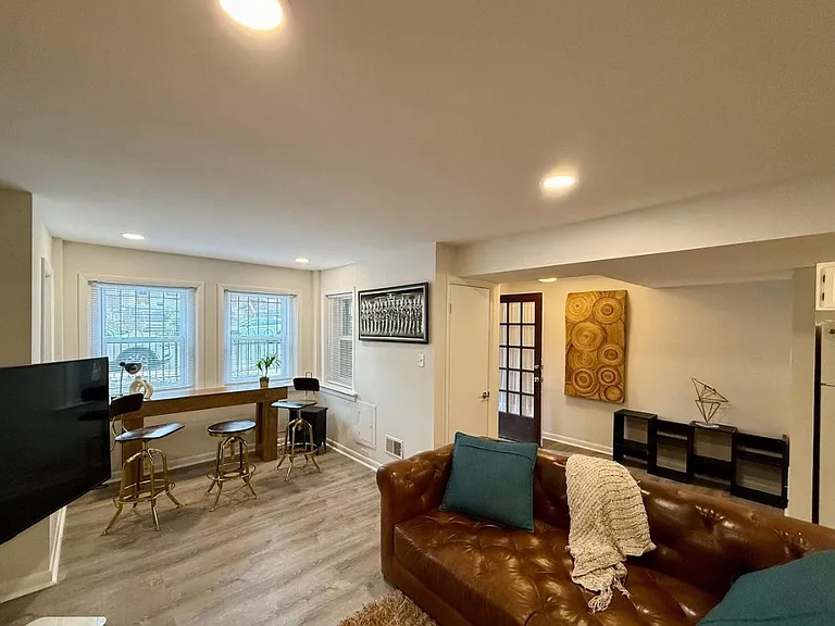 616 E St NE #B — Photo 7