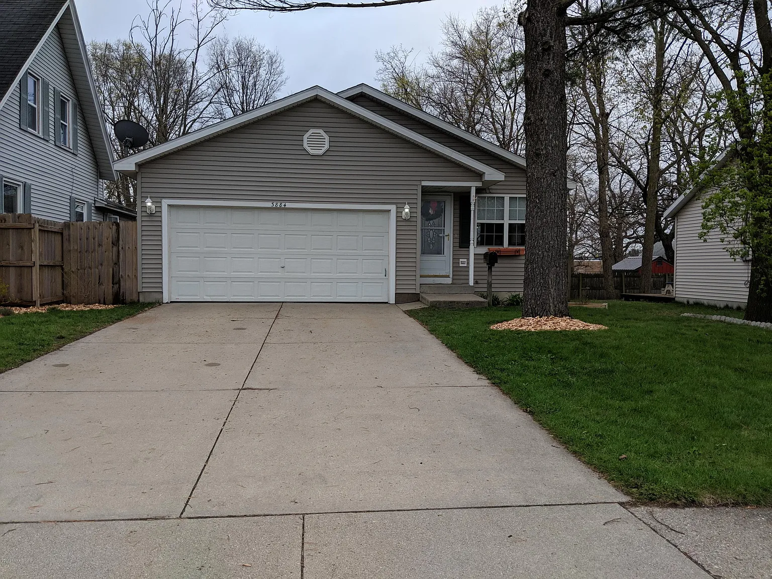 3884 Oakes St SW photo 1