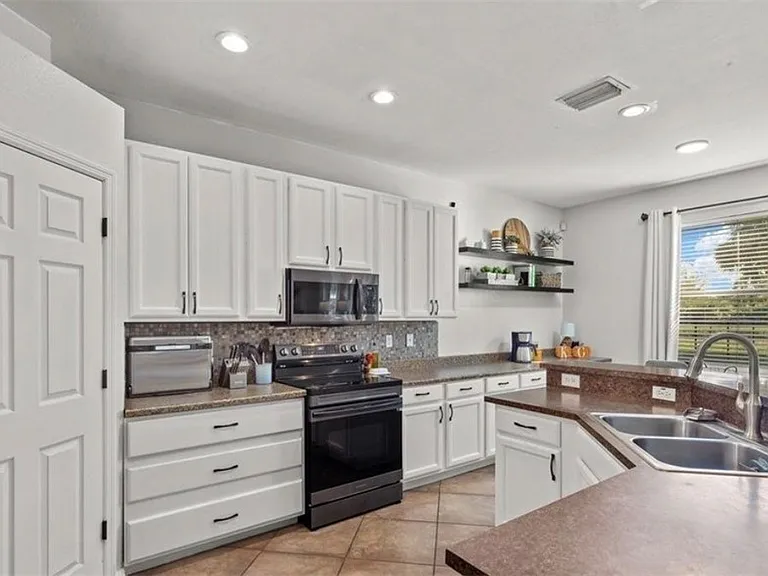 321 Shadow Lakes Dr — Photo 2
