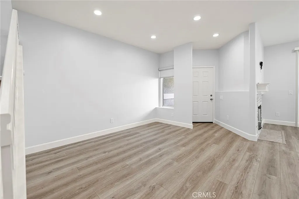 3 bed, 2.5 bath, 1555 sqft, $3,300 — Photo 4