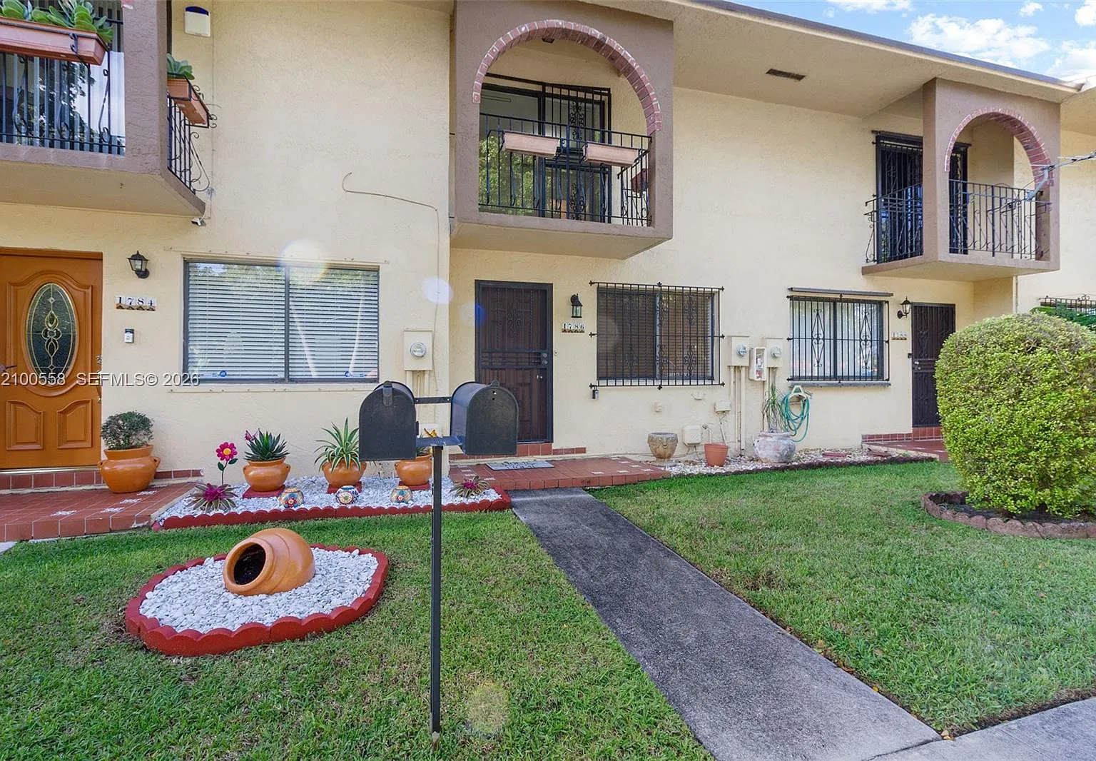 Espana Villas Condo — Photo 1