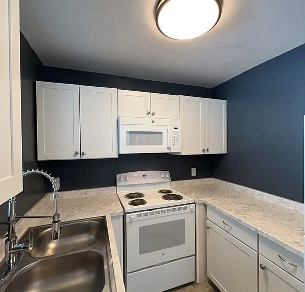 561 Raleigh St — Photo 8