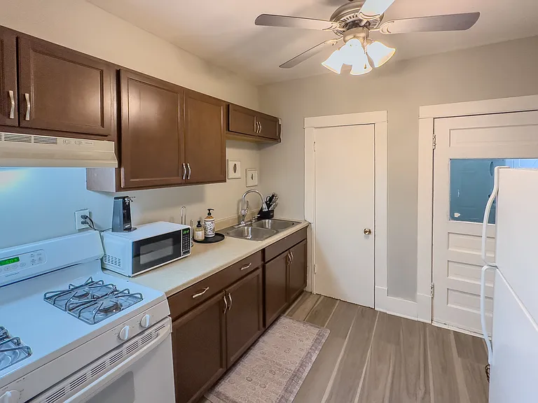 913 Forest Ave — Photo 12