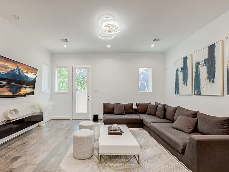 5839 Dolores St — Photo 10