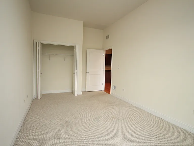 4651 N Greenview #206 — Photo 21
