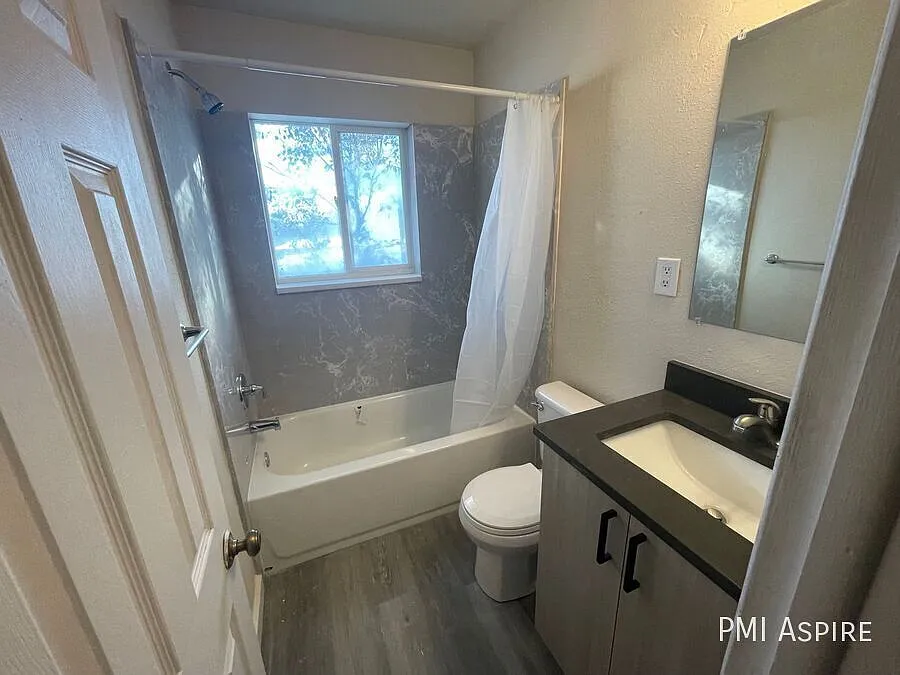 1 Bedroom 1 Bathroom Apartment in Aurora — Photo 3