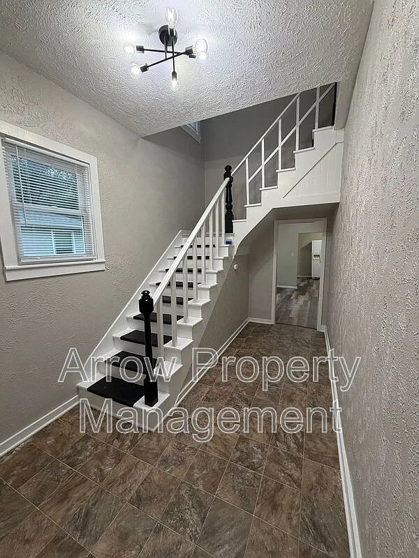 6 bed, 2.0 bath, 1960 sqft, $1,800 — Photo 2