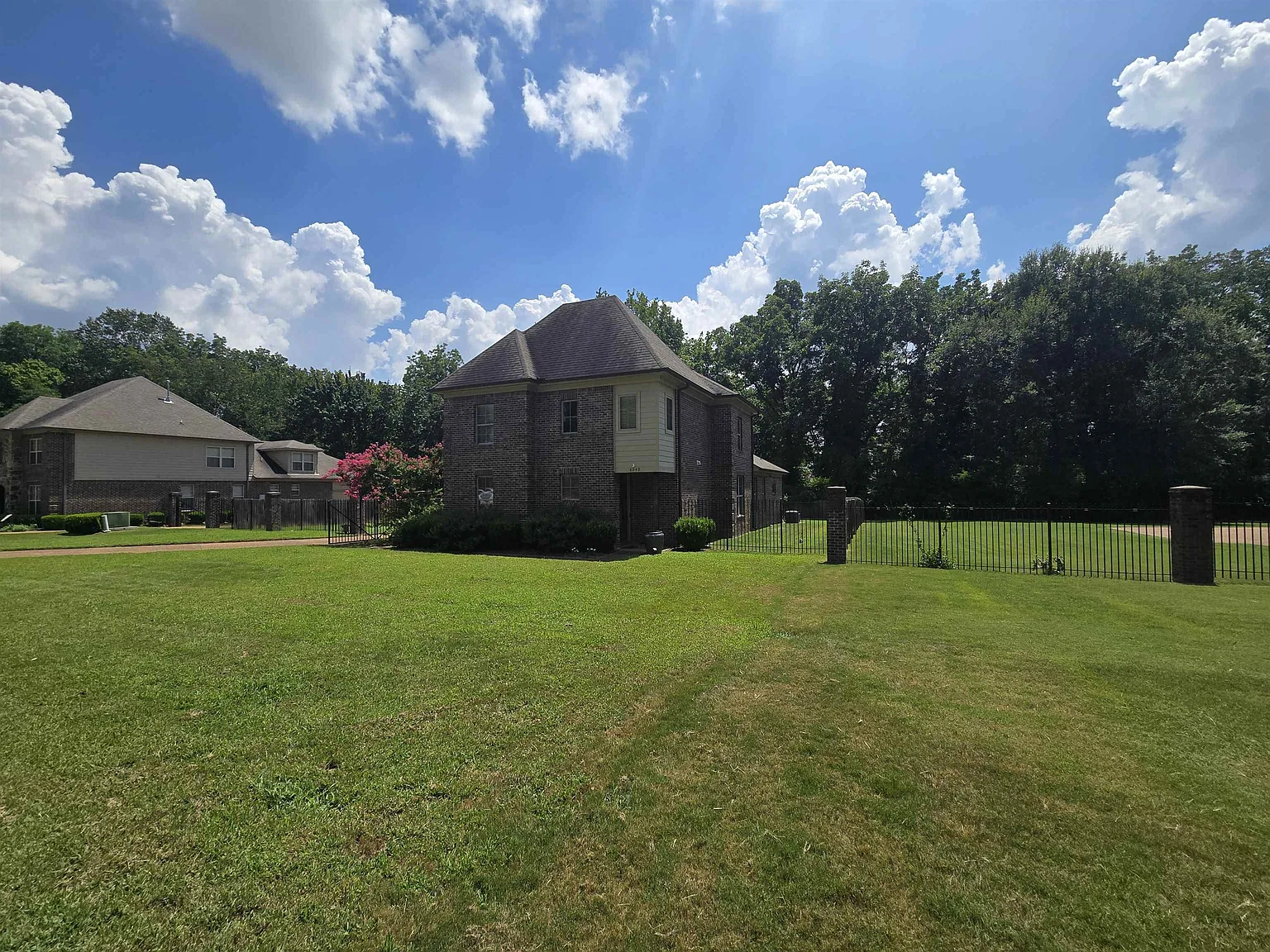 3 bed, 2.5 bath, 2809 sqft, $2,850 — Photo 2