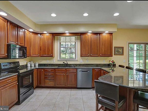 3rd image of 1222 Hillside Dr