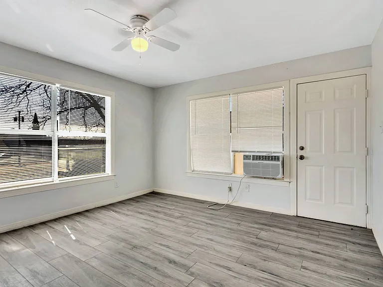305 N Robinson St — Photo 29