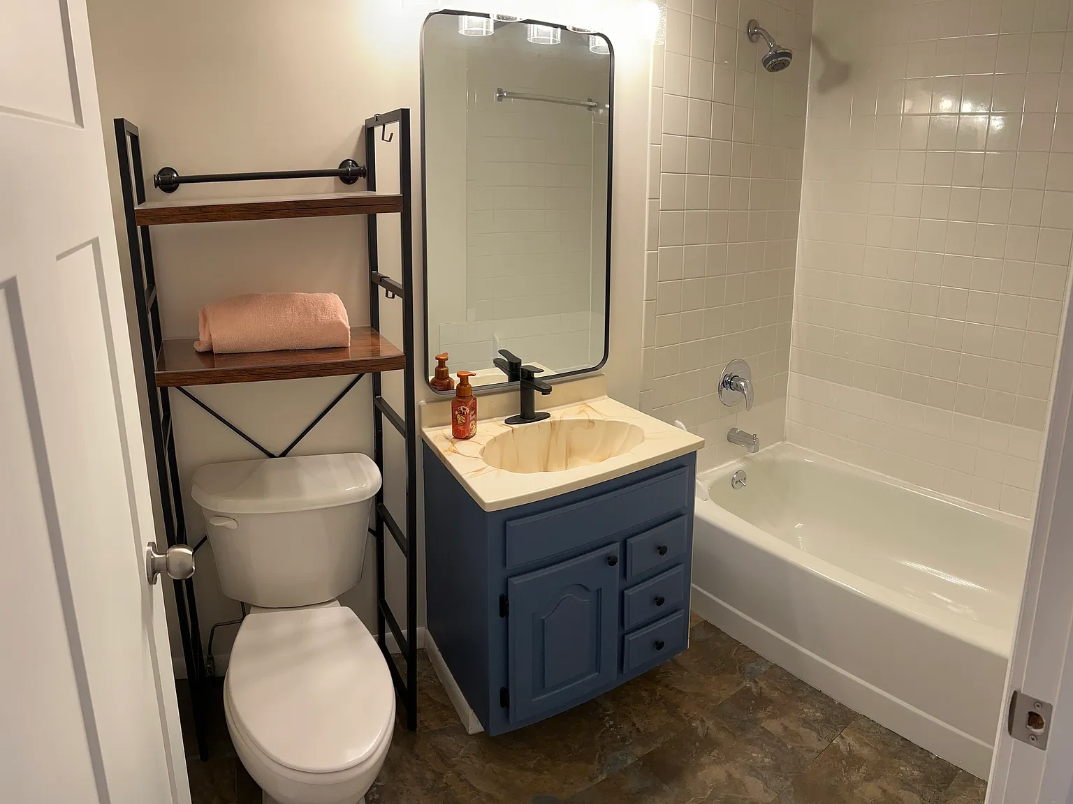 2 bed, 900 sqft, $1,600 — Photo 3