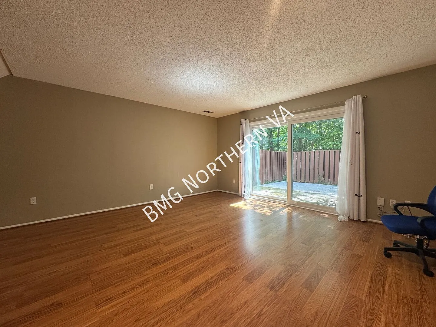 Inviting 2 BR / 2.5 BA Home with Private Backyard in Dogwood Cluster — Photo 2