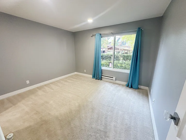 1076 Yarwood Ct — Photo 13