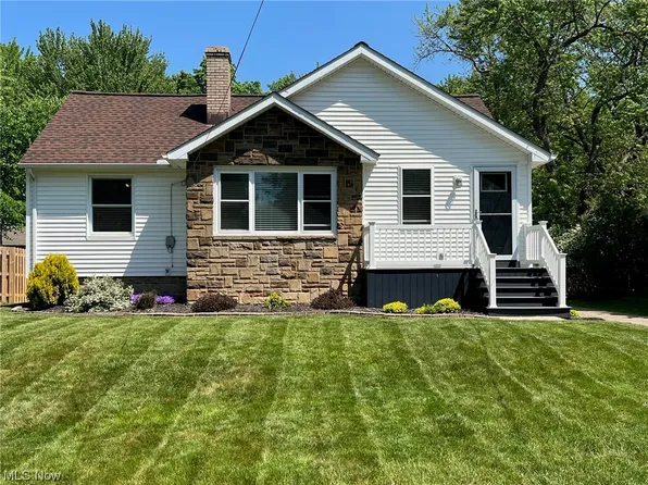 2475 E Ridgewood Dr, Seven Hills, OH 44131