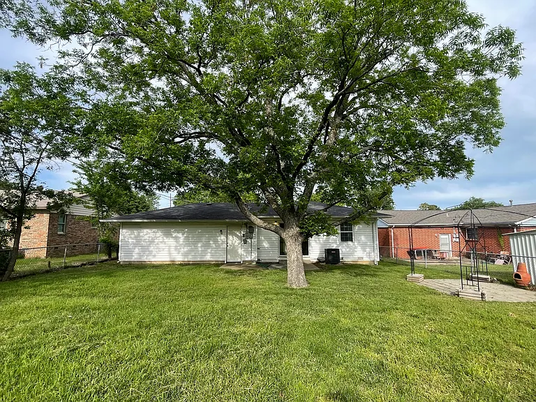 1012 N Dogwood St — Photo 13