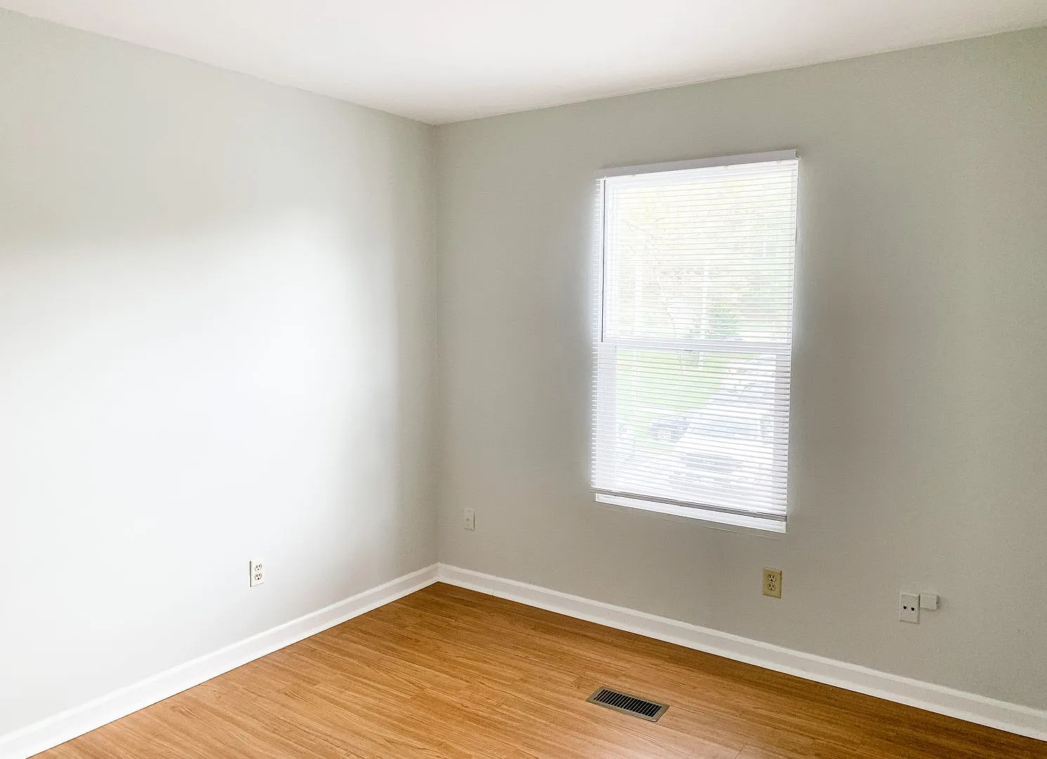 4 Bedroom 2.5 Bath Townhouse — Photo 4