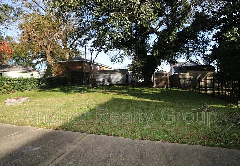 1618 Kingston Ave — Photo 9