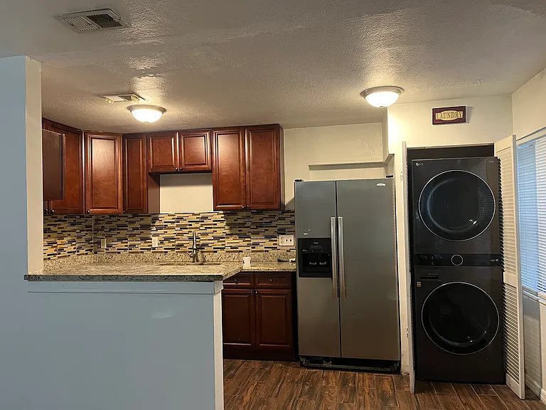 402 Edwin St — Photo 4