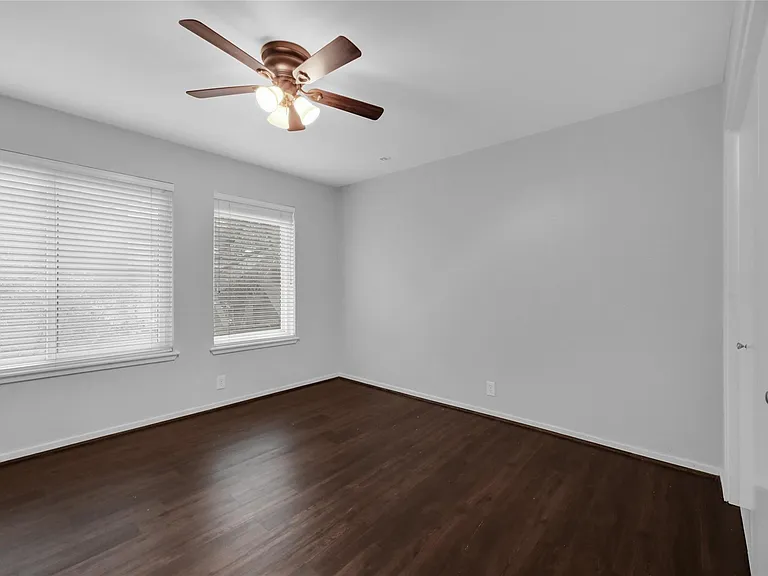 233 Litchfield Ln — Photo 6