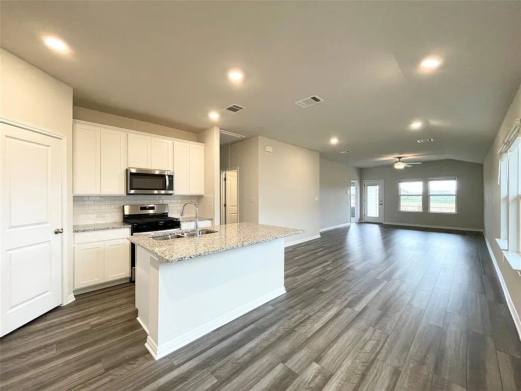 3 bed, 1444 sqft, $2,050 — Photo 3