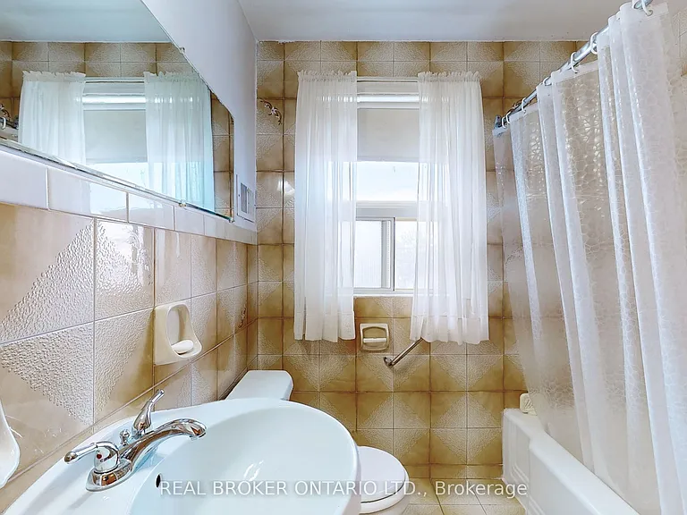 3241 Dufferin St — Photo 27