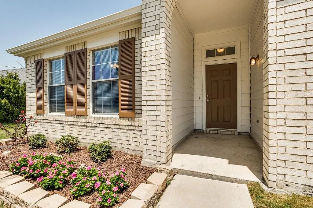3 bed, 1761 sqft, $2,350 — Photo 2