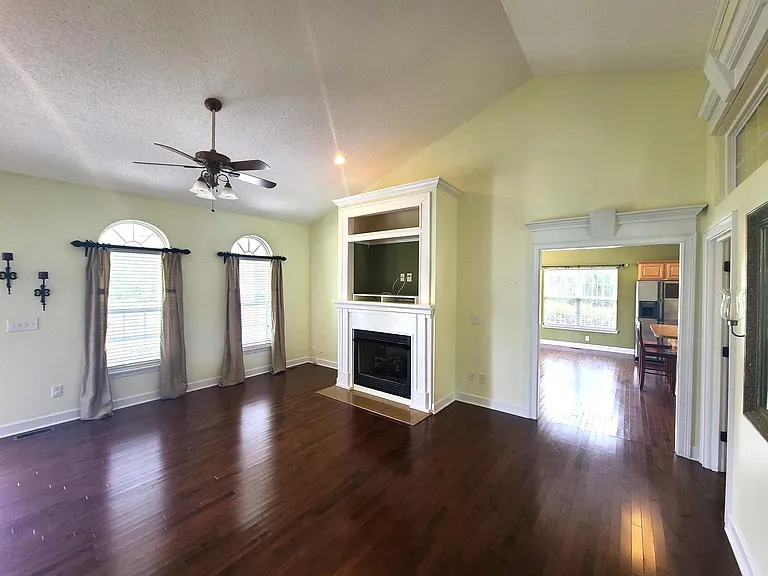 518 Cloverfield Ln — Photo 6