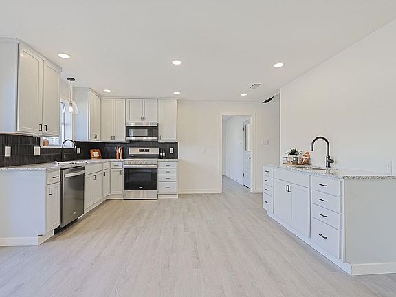 5th image of 401 Kingsway