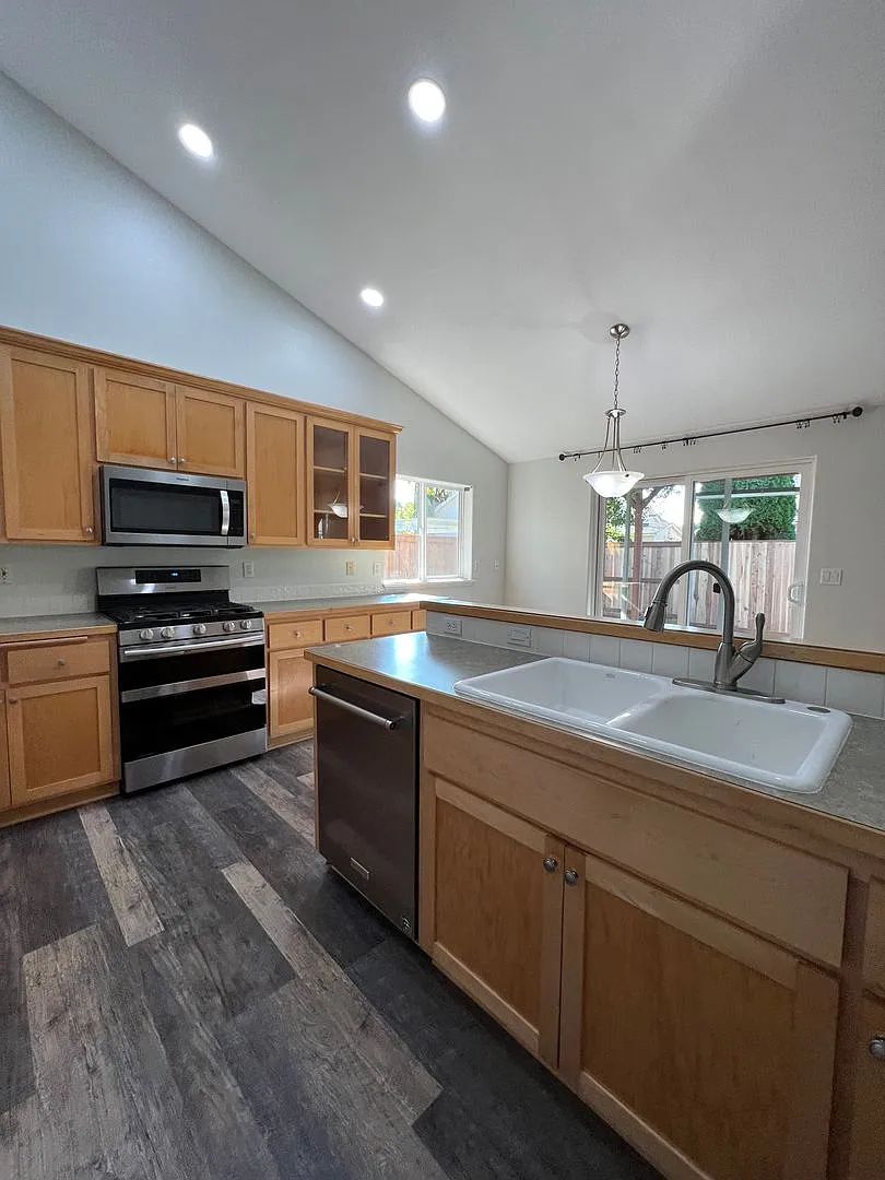 Well Sought After Harvest Ridge Home — Photo 3