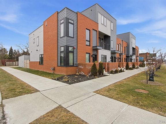 3rd image of 2744 Harrison St