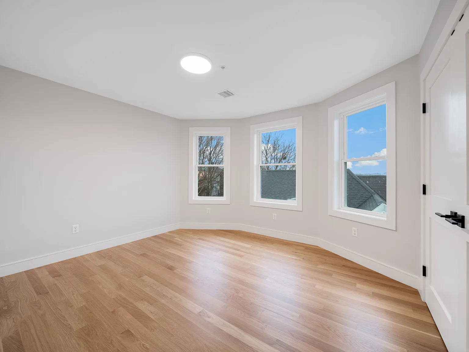 4 bed, 9999 sqft, $4,400 — Photo 4