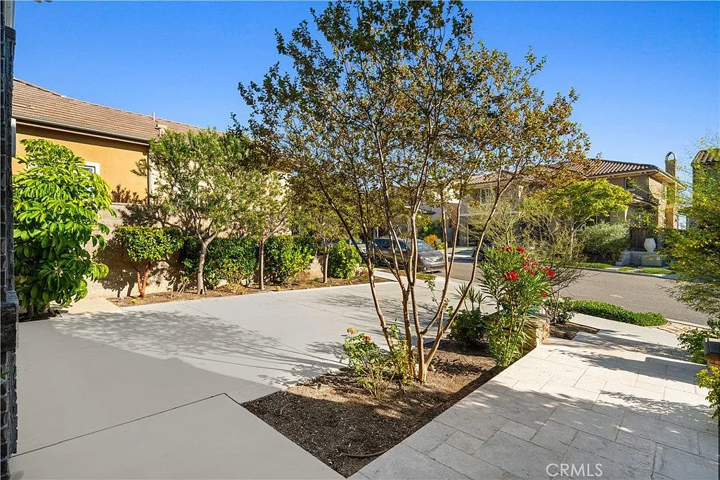 5 bed, 4.5 bath, 4870 sqft, $9,500 — Photo 2
