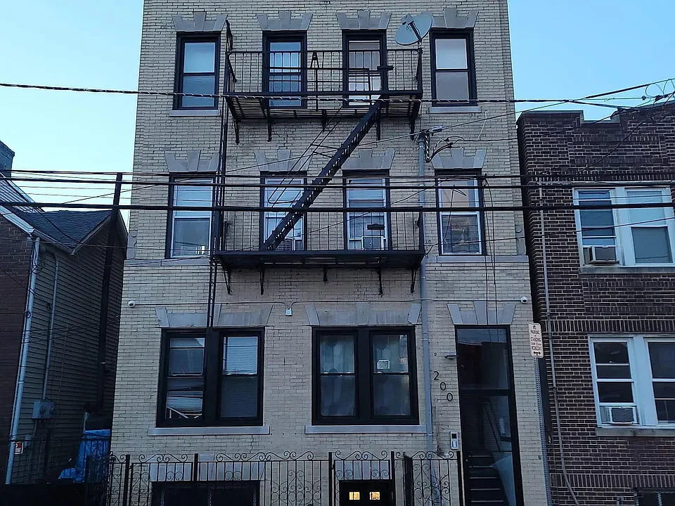 200 Parkhurst St #3F