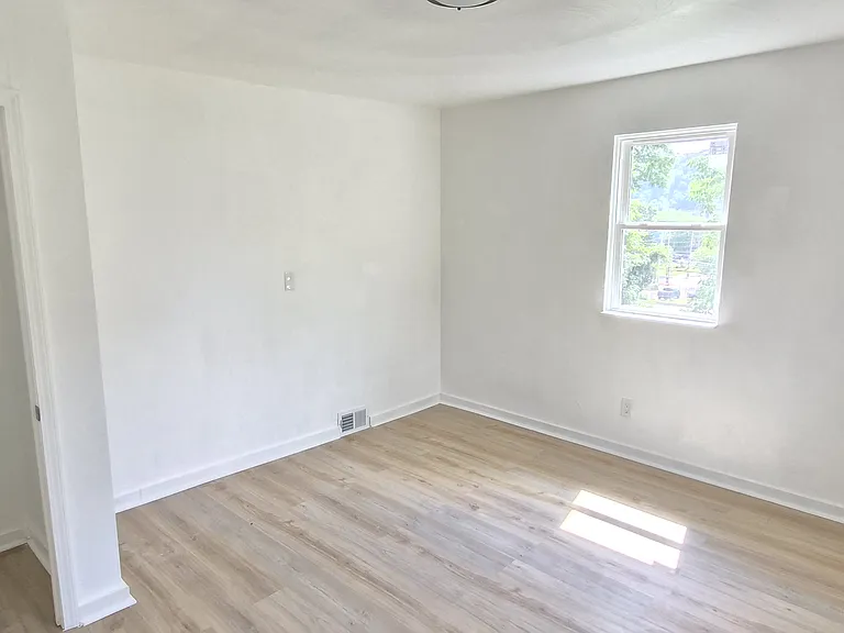 1025 Kenneth Ave #2 — Photo 11