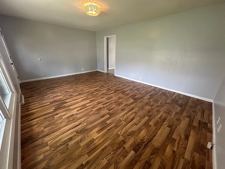 2063 W Highland Ln — Photo 4